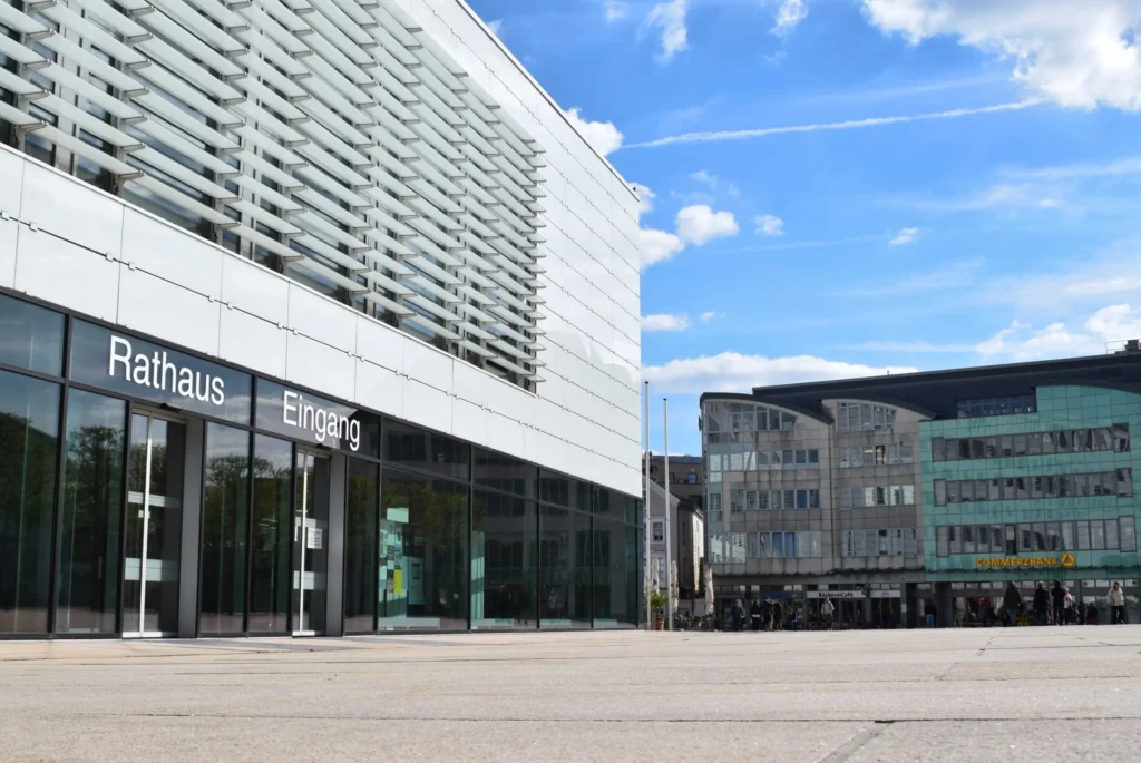 rathaus rathausplatz fruehjahr sommer unger scaled